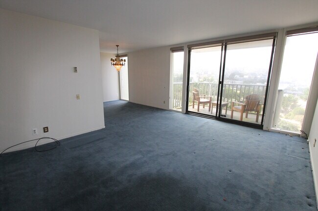 Foto del edificio - Epic REA: Top Floor 2 BR/2 BA Condo, Pano Views, Balcony, 3-4 Pkg, Storage