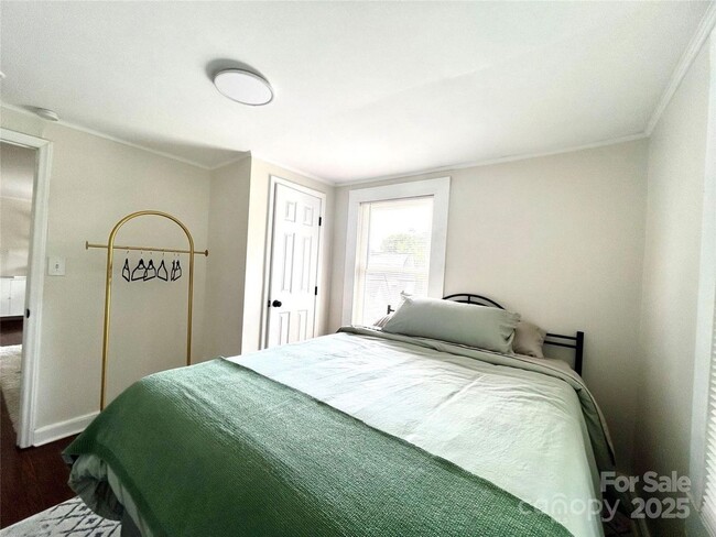 Foto del edificio - 1034 Charles Ave