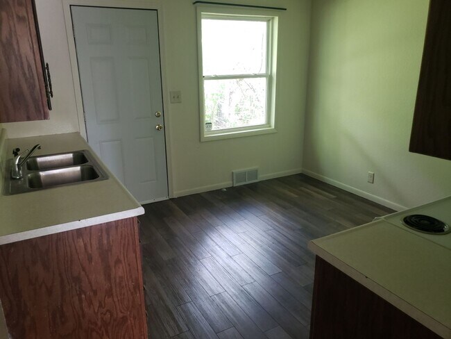 Foto del edificio - 2320-2318 E Lexington Blvd
