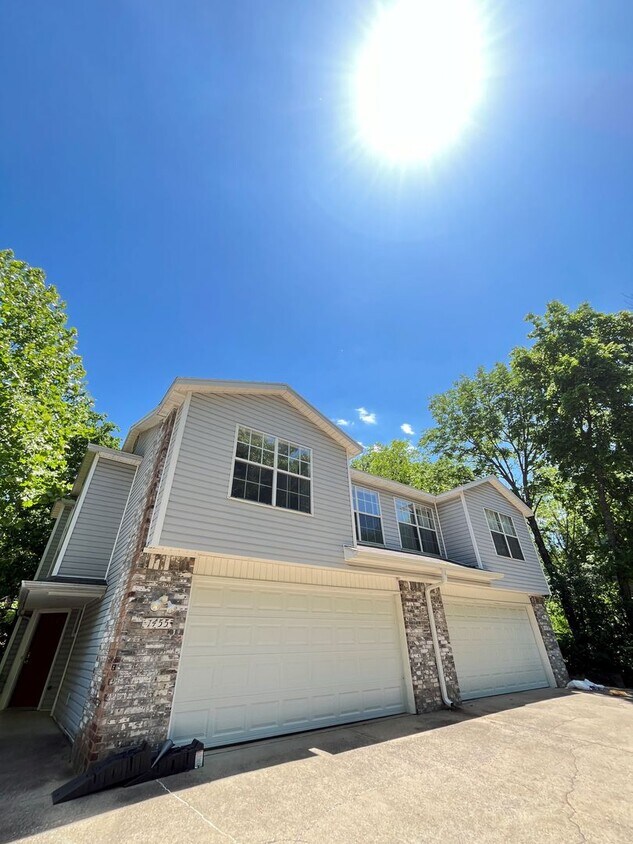 Primary Photo - 3 bedroom 2 bath townhome near campus, 2 c...