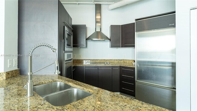 Foto del edificio - 700 NE 25th St