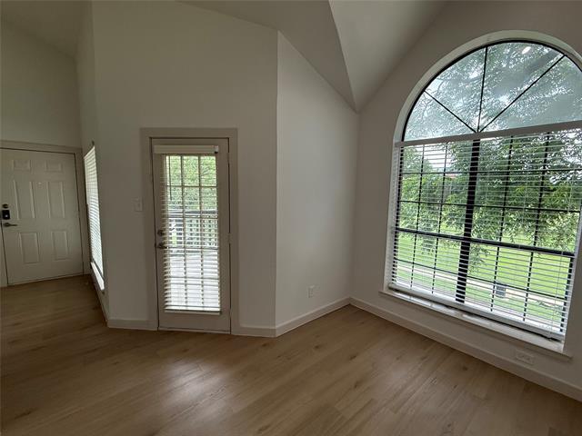 Foto del edificio - 230 E 5th St