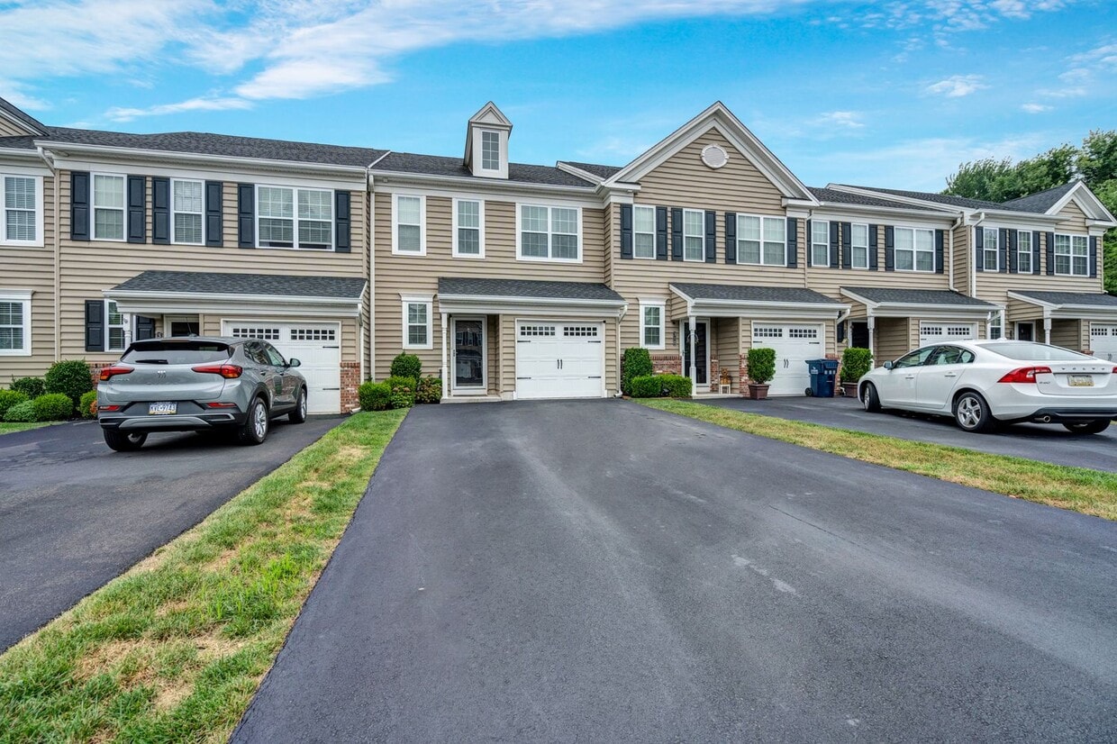 Primary Photo - Beautiful Telford Townhome available for i...