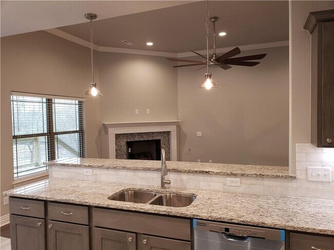 Foto del edificio - Spacious 4-Bedroom Home with Modern Upgrades & Fenced Yard