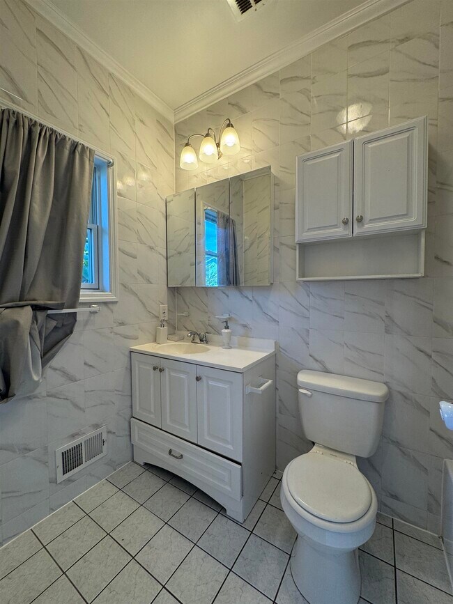 Foto del edificio - 58 Bostwick Ave