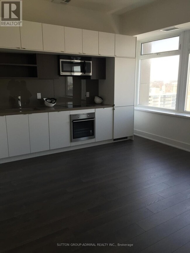 Photo du bâtiment - 111 St Clair Ave W