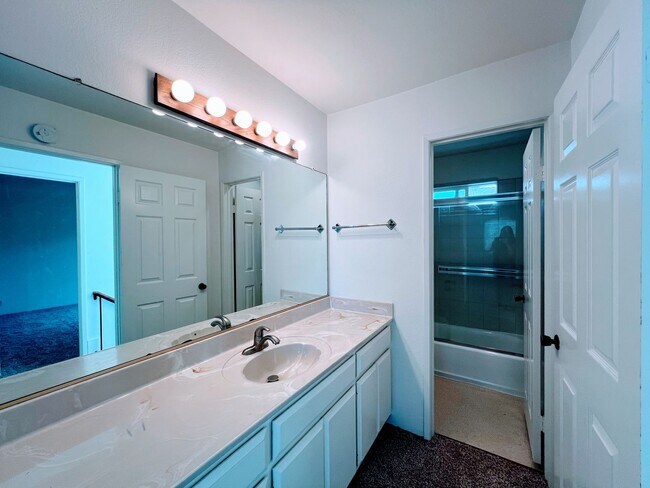 Foto del edificio - Gorgeous Pacific Beach 2 Bed 2.5 Bath Townhouse