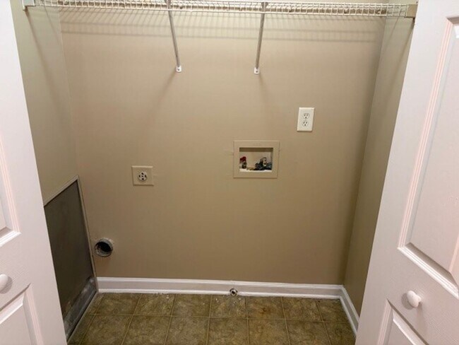 Building Photo - **ASK HOW YOU CAN MOVE IN WITH NO DECURITY DEPOSIT**306 Lauren Dr: 2-story, 3BD, 2.5BA home with ...