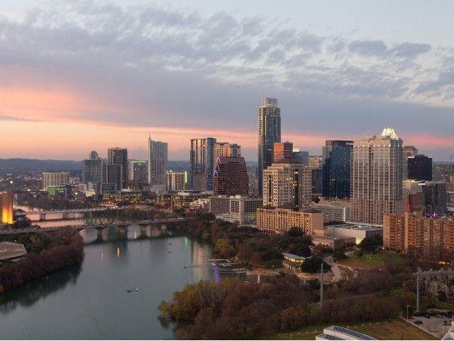 Foto del edificio - The Sun Shines Down on This 2 BR Apt