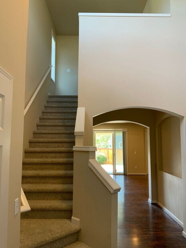 Foto del edificio - AVAILABLE NOW!! Puyallup 4bdr 2.5bath home...