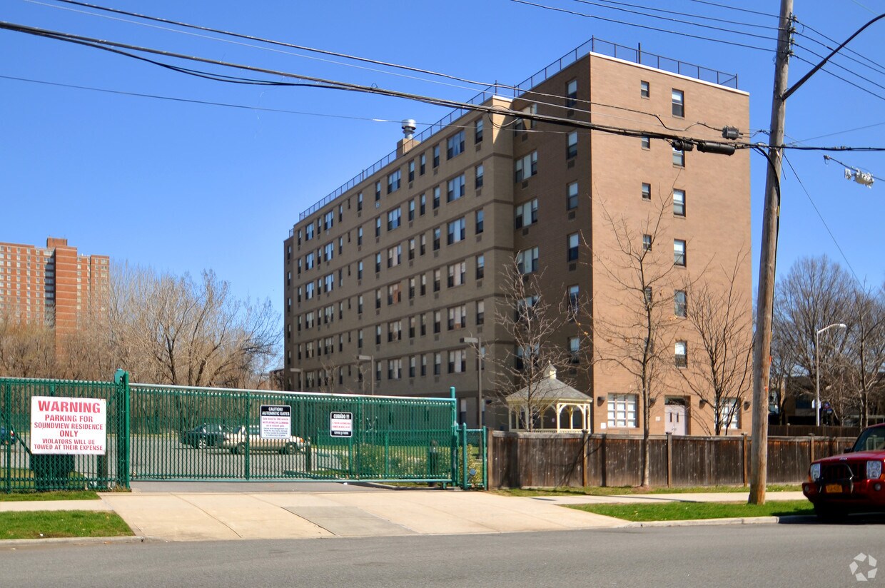 Building Photo - 669 White Plains Rd