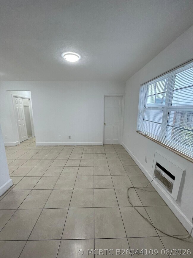 Foto del edificio - 6930 Byron Ave