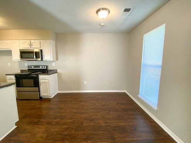 Building Photo - 3 bed, 2 bath in Horn Lake (ss appliances,...