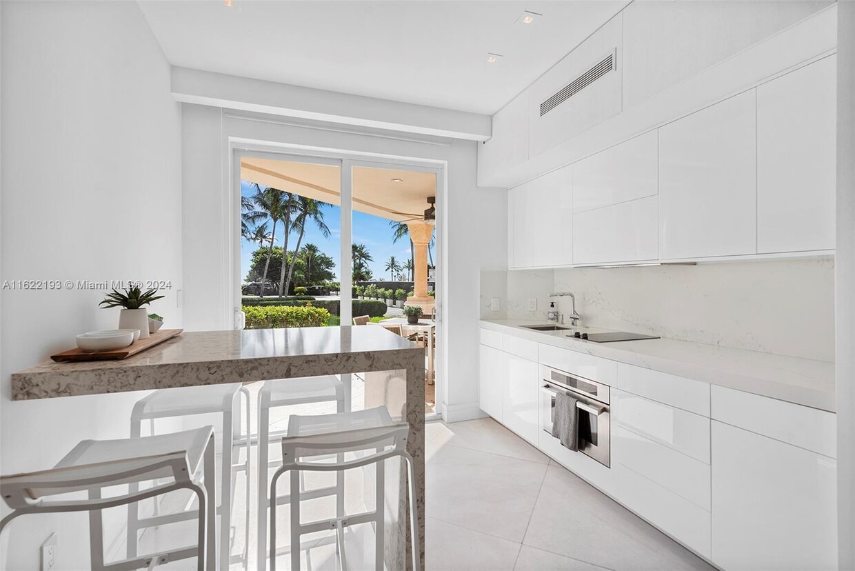 Foto principal - 15512 Fisher Island Dr