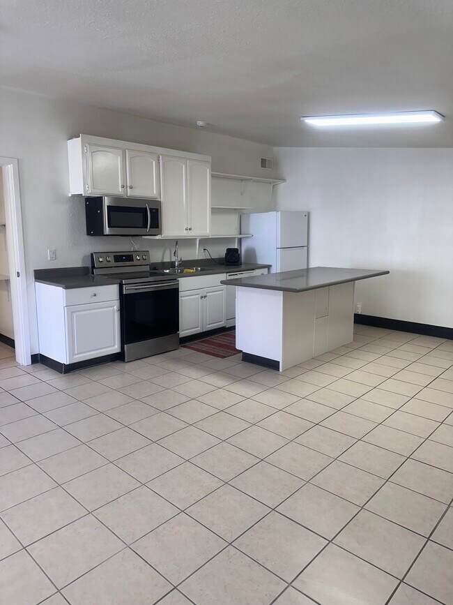 Foto del edificio - 16727 Monterey St