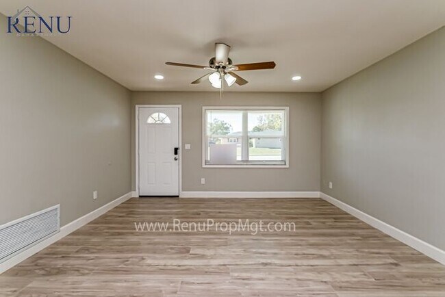 Foto del edificio - Holiday Special: 1/2 off your first month!...