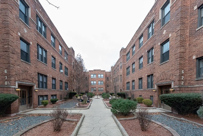Building Photo - 636 W Cornelia Ave