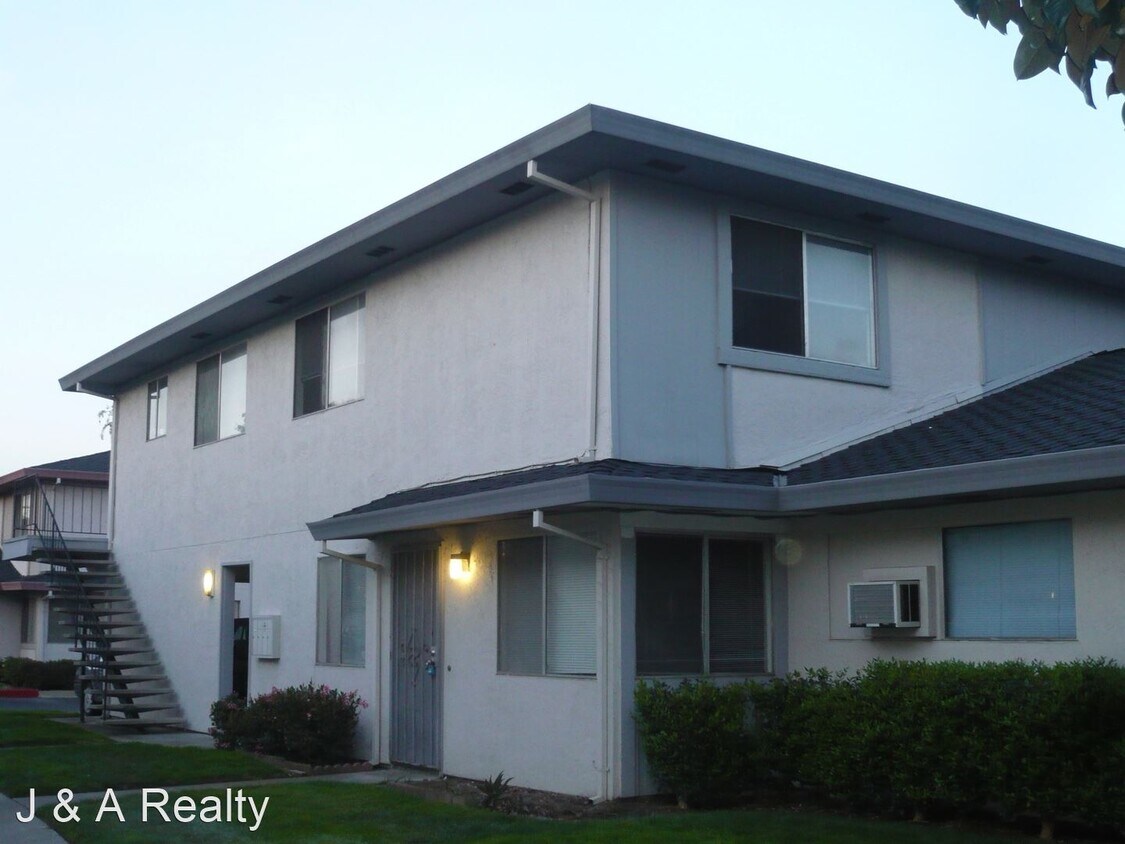 Primary Photo - 2 br, 1 bath House - 34740 Skylark Dr #2