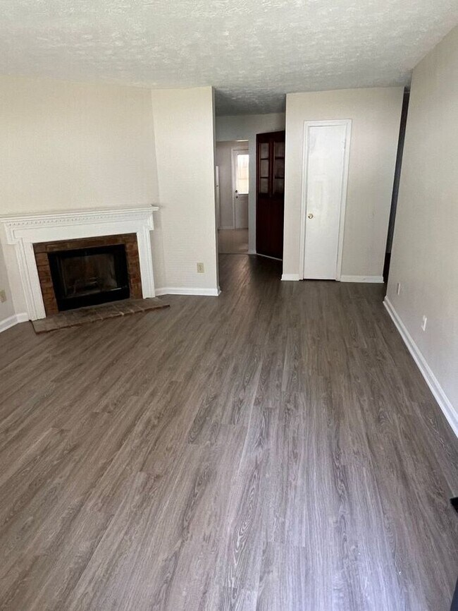 Building Photo - FINALLY a 2 bedroom 2 bath ranch duplex av...