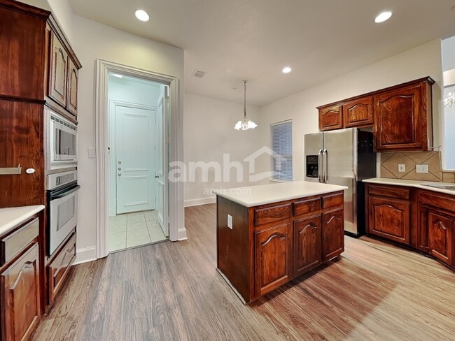Building Photo - 1006 Llano Ter