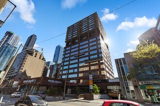 Building Photo - 914 Yonge St