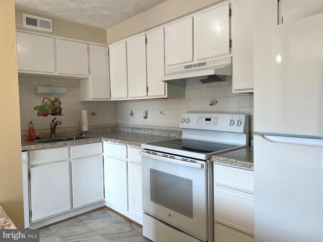 Building Photo - 8357 Claremont Woods Dr