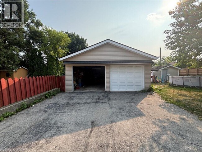 Photo du bâtiment - 248 Felan Ave