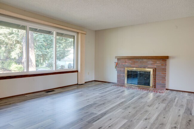 Building Photo - Remodeled Kent East Hill Split level