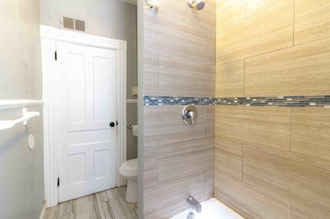 5628-02 Vista del baño 2 - 5628 Jackson St