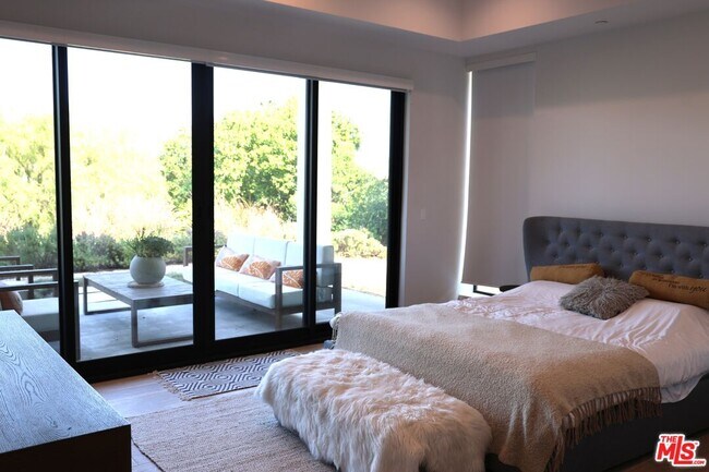 Building Photo - 6656 Dume Dr