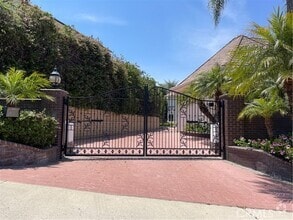 Building Photo - 2836 N Kingsgate Dr