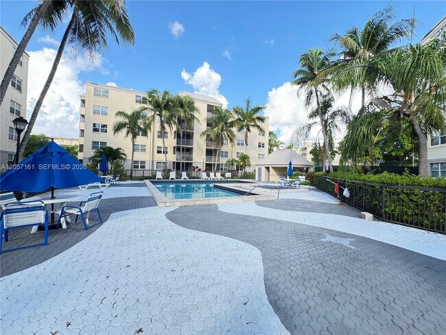 Foto del edificio - 8205 Lake Dr