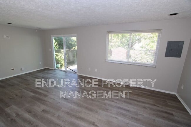 Building Photo - 2131 Kensington Dr