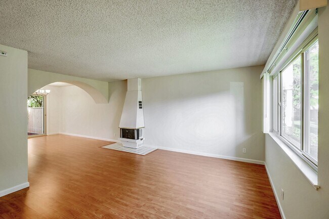 Building Photo - 2bed/2.5bath Townhouse with Updated Kitchen!