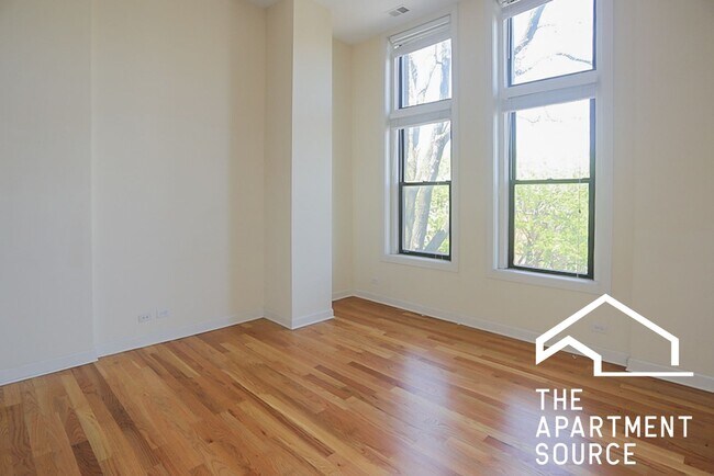 Foto del edificio - 2956 N Racine Ave