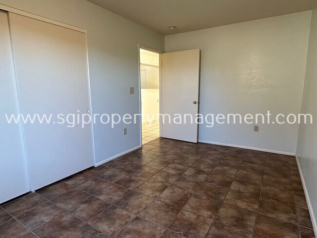 Building Photo - UNIQUE 3 BEDROOM HOME WITH PRIVATE GUEST S...