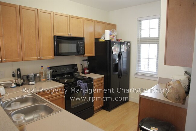Building Photo - Wonderful 2bd/2bth uptown condo! lots of space in a beautiful building