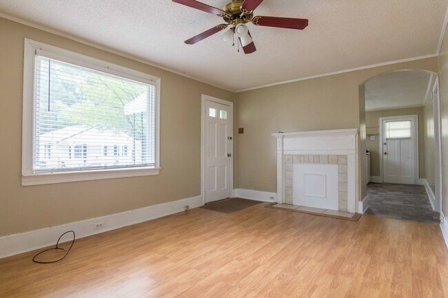 Building Photo - 2 Bedroom 1 Bathroom Home Conveniently Loc...