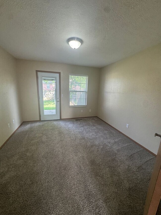 Foto del edificio - 1818-1820 North Cedarcrest Ave