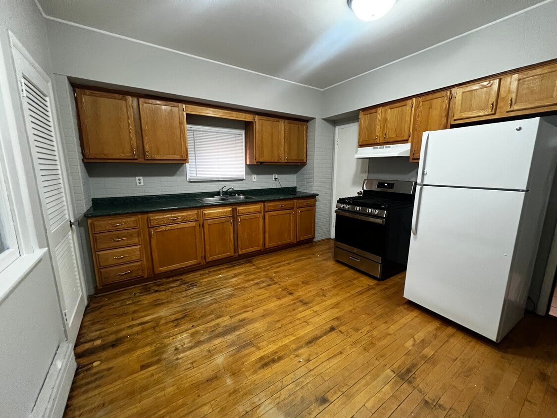 Building Photo - 4032 E 1st St