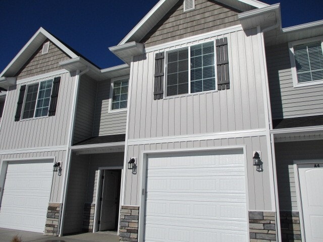 Primary Photo - 3 Bedroom - 2.5 bathroom - in the heart of...