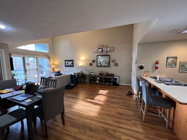 Foto del edificio - 2 Bedroom, 2 Bath by Mall Available Now!  $1,500 monthly
