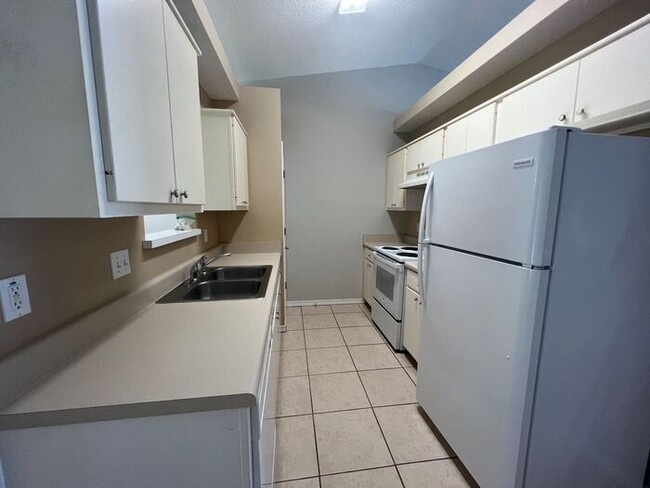 Building Photo - Gulf Breeze - Greenbriar Estates - 2 bedro...
