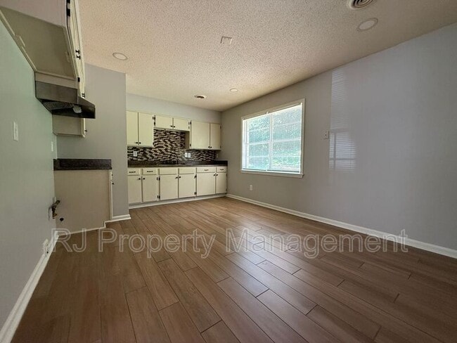 Foto del edificio - 4200 Clydesdale Dr