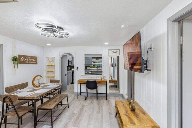 Foto del edificio - 1629 N Goldenrod Rd