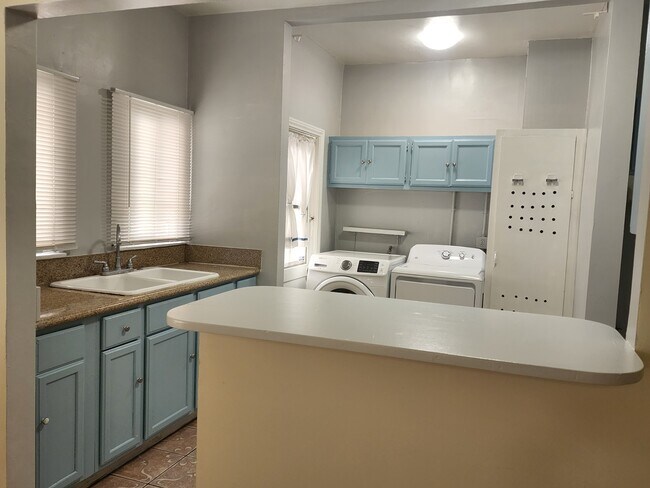 Building Photo - 1225 Stearns Dr