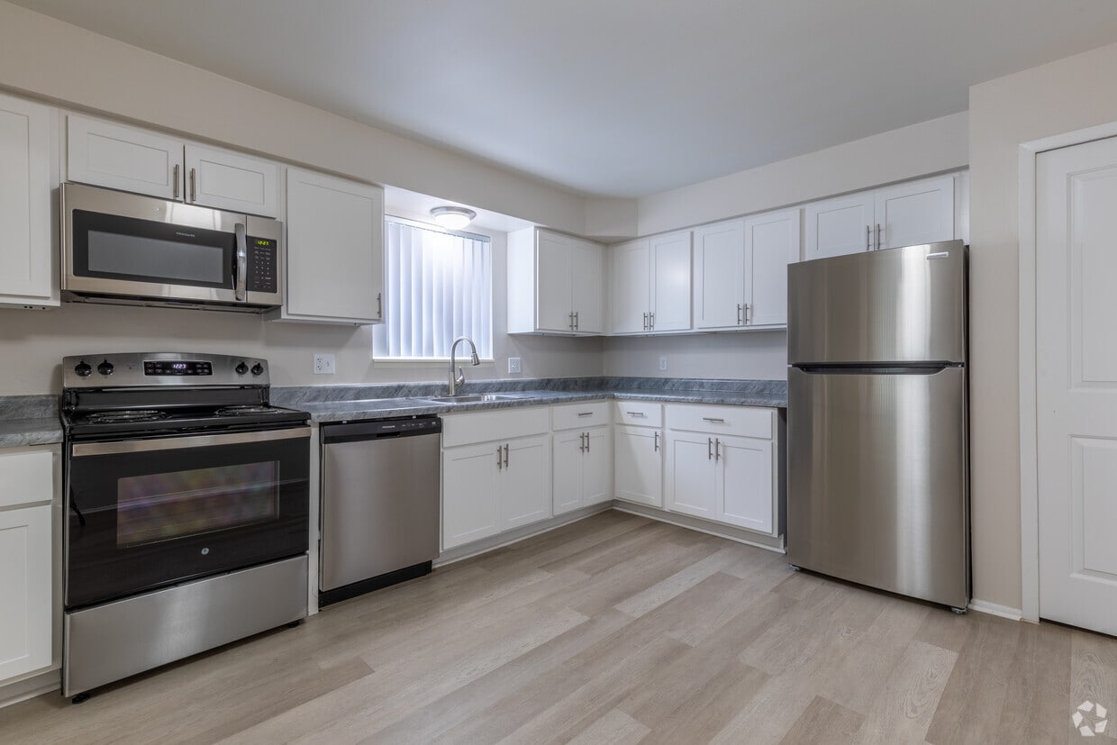 Lancaster Hills 29235 Lancaster Dr Southfield, MI Apartments for Rent in Southfield