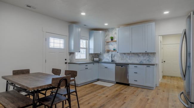 Building Photo - FURNISHED MONTH TO MONTH with 20x30 Storage!