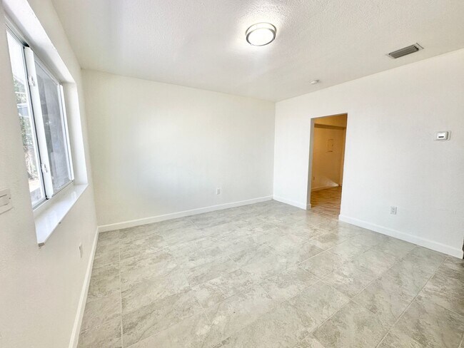 Building Photo - Freshly remodelled 2bed/1bath in a duplex close to Wynwood: for rent now @ $ 2,100.00!