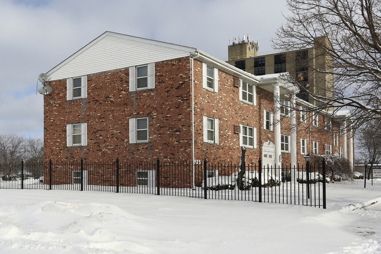 Primary Photo - 527 E Market St